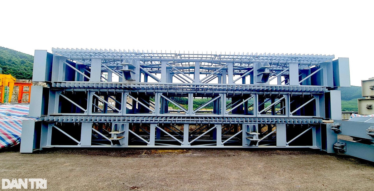 Hệ thống lưới chắn rác đồ sộ, dùng để ngăn chặn rác vào các tổ máy, tránh những rủi ro có thể xảy ra khi mùa mưa lũ về.