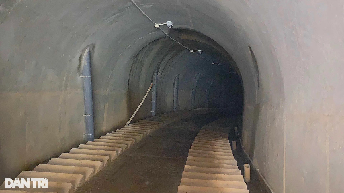 Ông Trần Văn Tạo - Phó ban Quản lý dự án hồ chứa nước Bản Mồng cho biết: "Đây là một đường hầm xuyên lòng sông Hiếu dài gần 300m hay còn gọi là hành lang quan trắc. Đường hầm này có đầy đủ hệ thống điện thắp sáng để cán bộ quản lý kiểm tra, theo dõi việc vận hành".