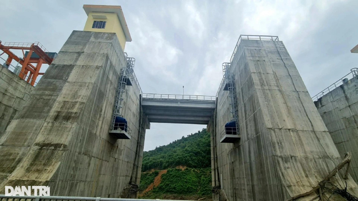 "Hiện nay ngoài 2 gói thầu 36 và 42 đang thi công, các gói thầu còn lại đã hoàn thành; đang rà soát phê duyệt điều chỉnh bổ sung và nghiệm thu thanh toán trong tháng 5/2022. Trong đó, thi công phần BT ngưỡng tràn từ cao trình +55,00m đến cao trình +63,60m mất 3 tháng, lắp đặt cửa van và các thiết bị dự kiến mất 5 tháng", ông Hoàng Xuân Thịnh - Giám đốc Ban Quản lý đầu tư &amp; Xây dựng thủy lợi 4 - cho biết.