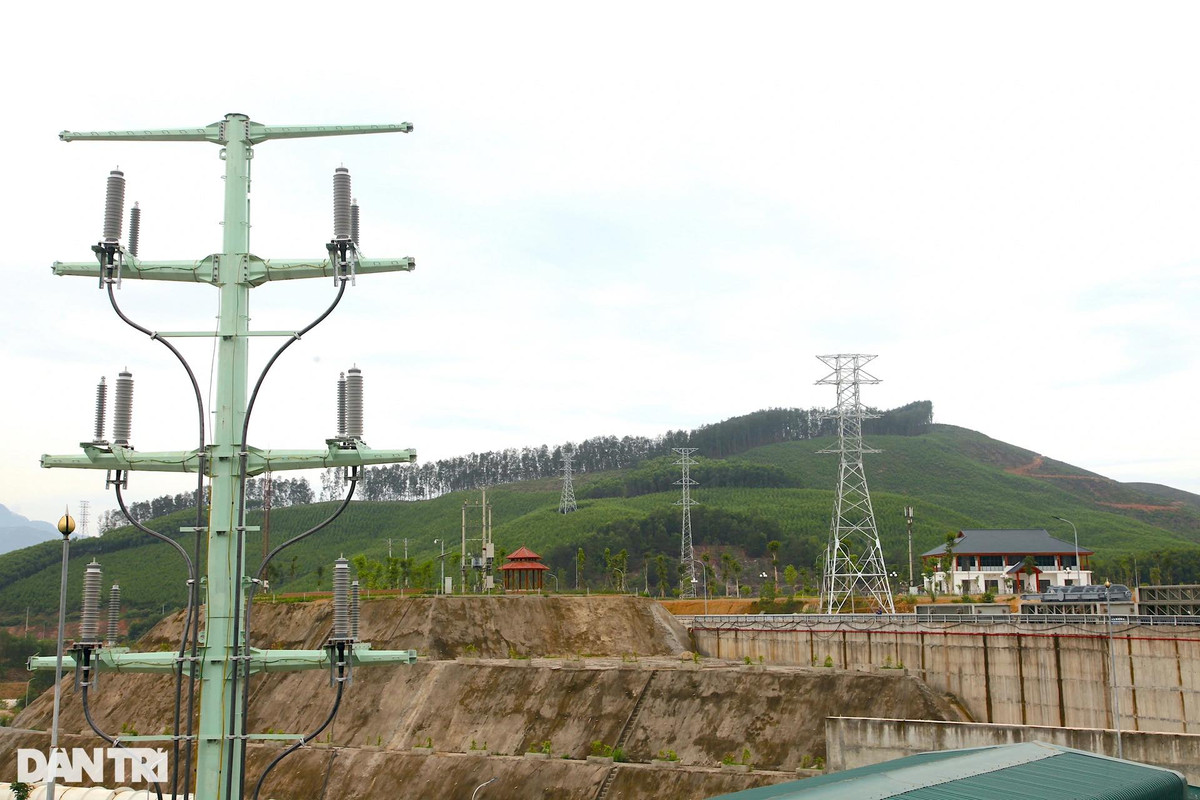 Cũng tại hồ chứa nước Bản Mồng có nhà máy thủy điện 45 MW nằm ở giữa đập, sắp hoàn thành; khi đi vào sử dụng sẽ hòa vào lưới điện quốc gia.