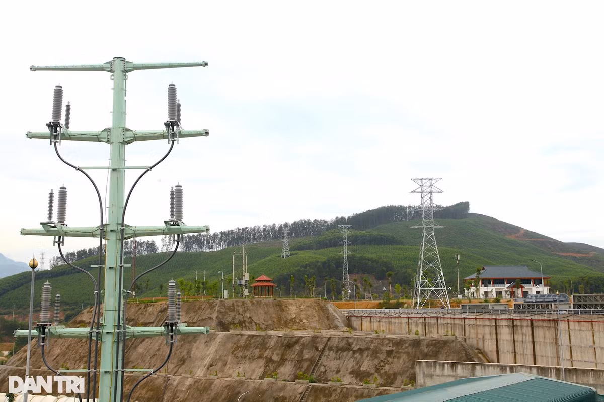 Cũng tại hồ chứa nước Bản Mồng có nhà máy thủy điện 45 MW nằm ở giữa đập, sắp hoàn thành; khi đi vào sử dụng sẽ hòa vào lưới điện quốc gia.