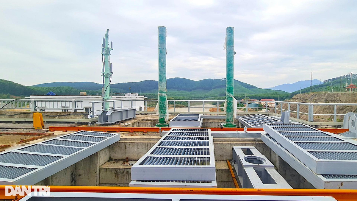 Hai cột xi lanh đóng mở cống xả sâu. Hiện xi lanh này đang trong quá trình lắp đặt.