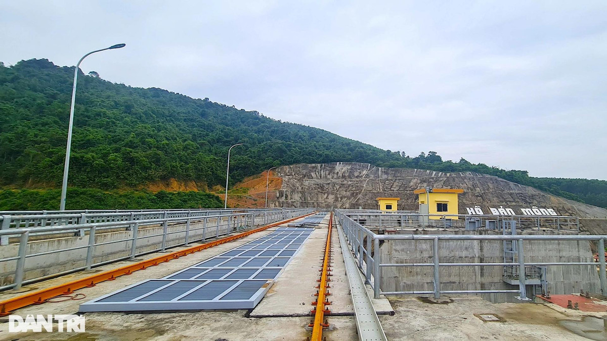 Đỉnh đập thủy điện dài gần 300m nối đôi bờ sông Hiếu. Đứng từ trên đỉnh đập nhìn về phía hạ du là một vùng rừng núi ngút ngàn.