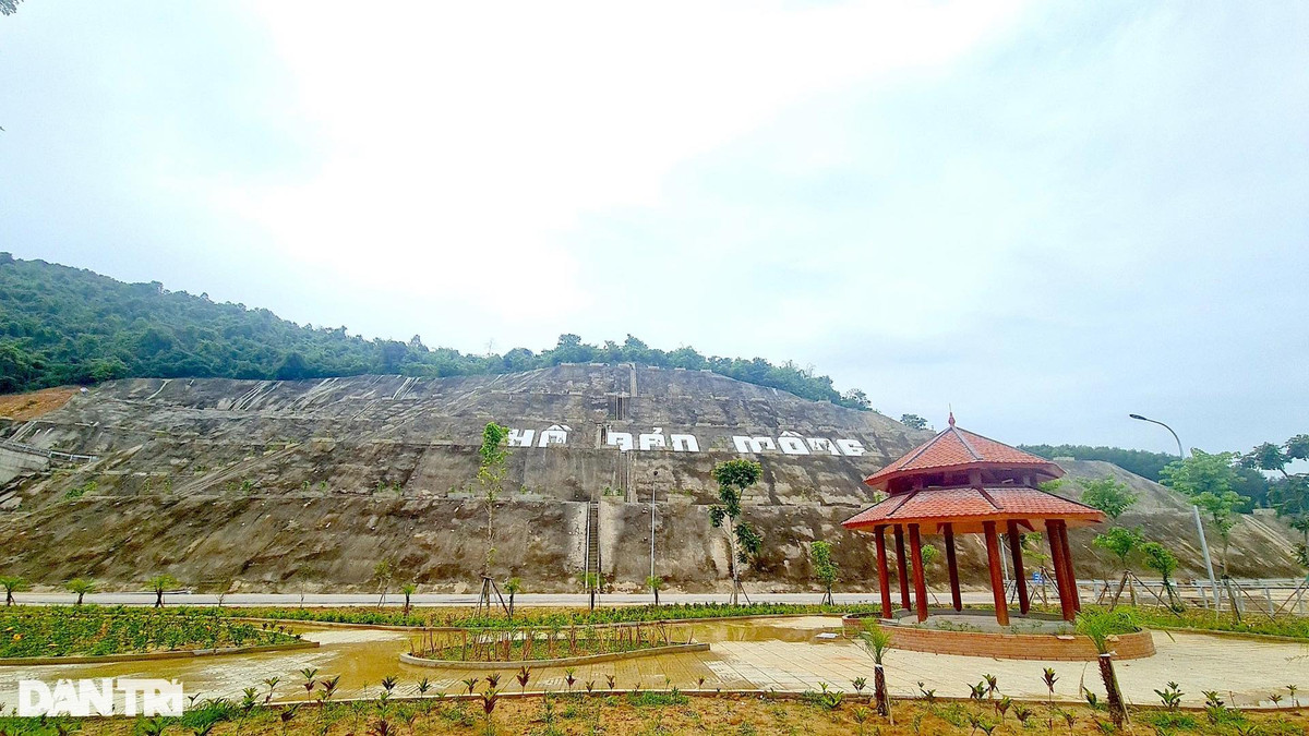 Các hạng mục như biển chỉ dẫn địa danh hồ Bản Mồng, cổng chào, nhà vọng cảnh... xung quanh khu vực dự án này có ý nghĩa trong việc phát triển du lịch sinh thái, là nơi để người dân dừng chân nghỉ ngơi, check-in khi đến làm việc và tham quan tại công trình.