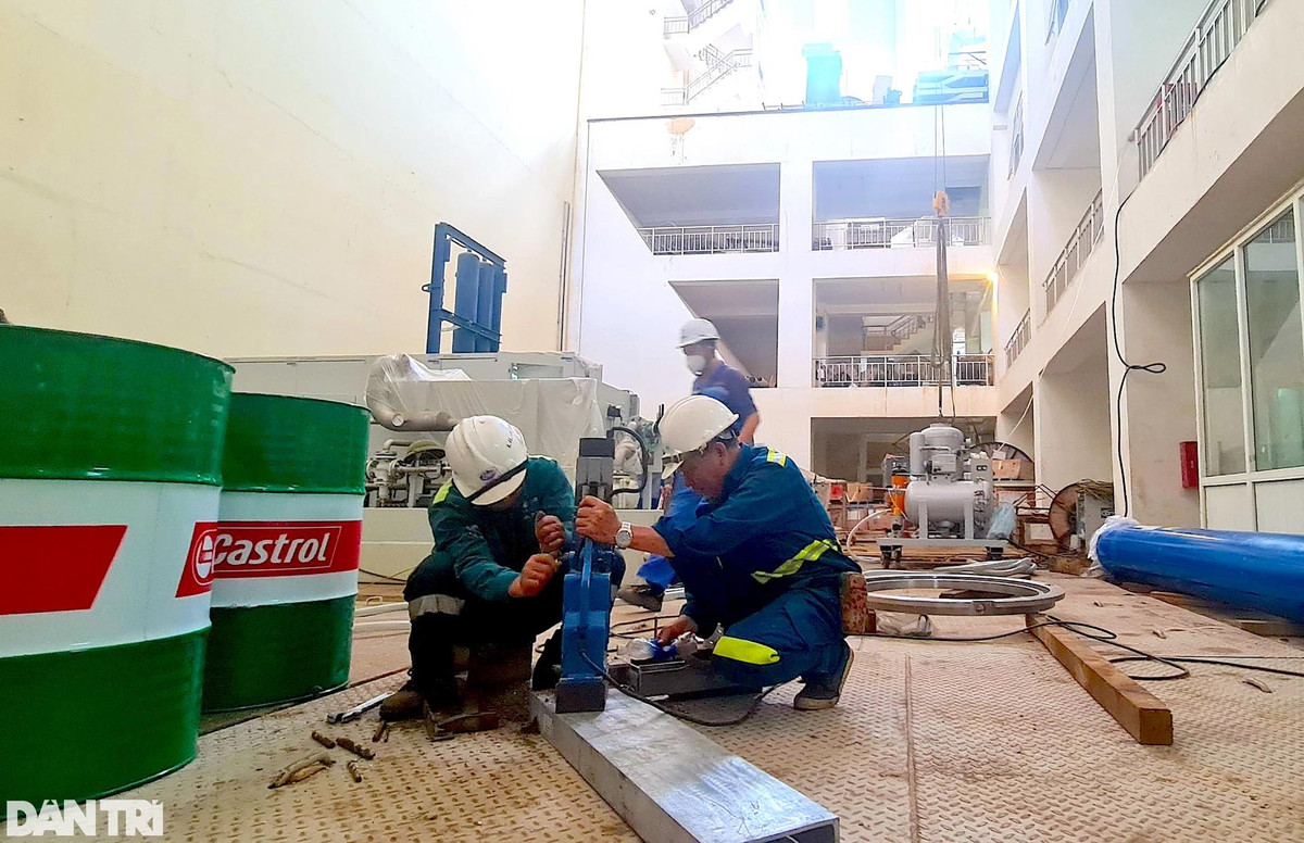 Lãnh đạo Ban Quản lý Đầu tư &amp; Xây dựng thủy lợi 4 kiểm tra hệ thống thủy điện, thăm các công nhân đang ngày đêm đẩy nhanh tiến độ sớm đưa công trình vào vận hành.