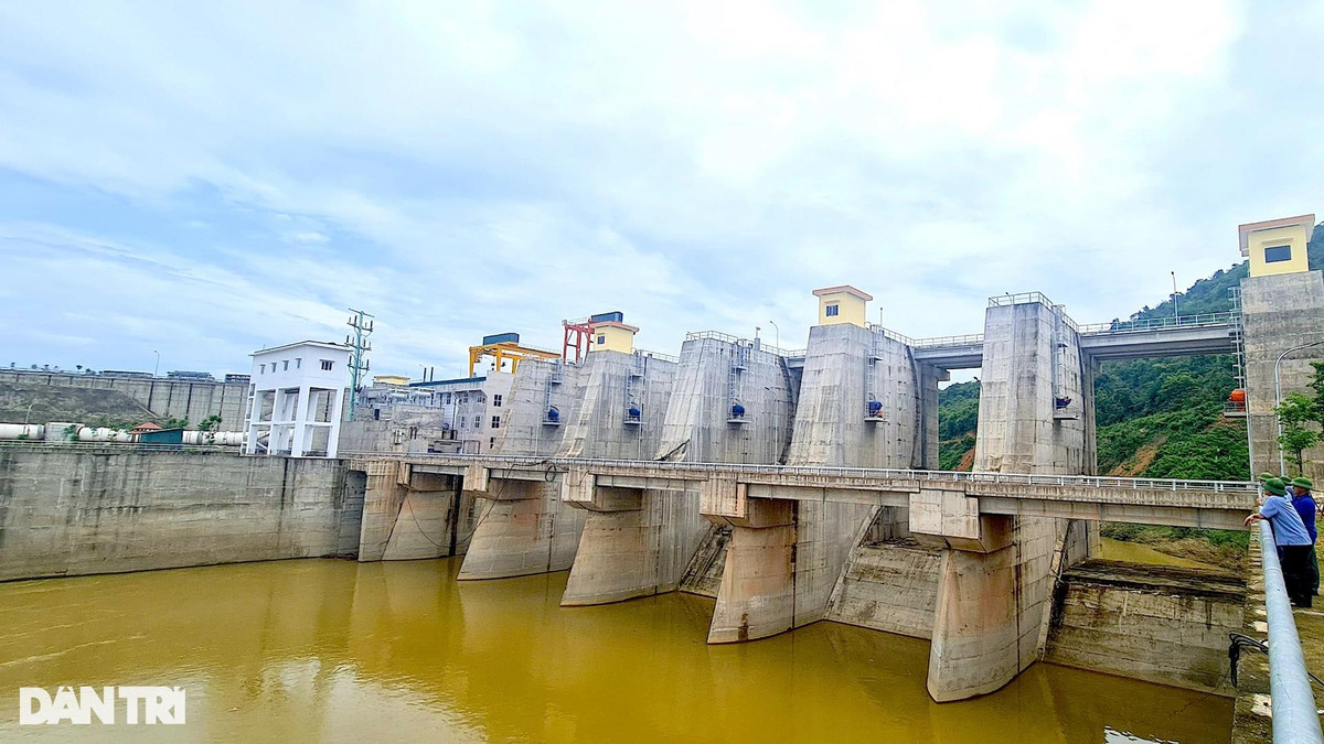 Theo thiết kế, đập chính bằng bê tông dài hơn 220m, cao hơn 45m. Tràn xả lũ gồm 5 cánh cửa tràn, mỗi khoang rộng 75m. 5 cánh cửa tràn này phục vụ điều tiết cho việc xả lũ.