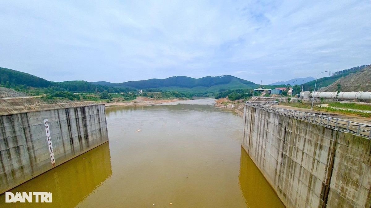 Cột thủy chí dùng để đo mực nước tại hồ đã hoàn thành. Ngoài cột đo thủ công, chủ đầu tư đang lắp các hệ thống quan trắc tự động để việc quan sát cao trình nước được thuận lợi hơn.