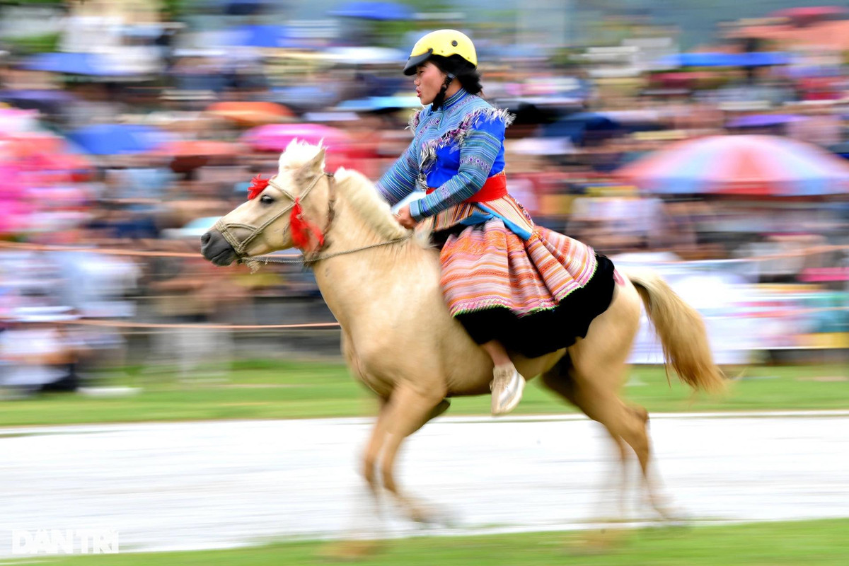 Cuộc thi vòng loại mở màn với vòng đua trình diễn của các chị em phụ nữ các dân tộc huyện Bắc Hà. Thường ngày, ngựa là vật nuôi thân thuộc với các gia đình dân tộc vùng cao dùng để đi lại và thồ hàng hóa, nông sản. Chính vì vậy các chị em cũng điều khiển ngựa chạy nước kiệu một cách khéo léo, mạnh mẽ không kém cánh đàn ông.