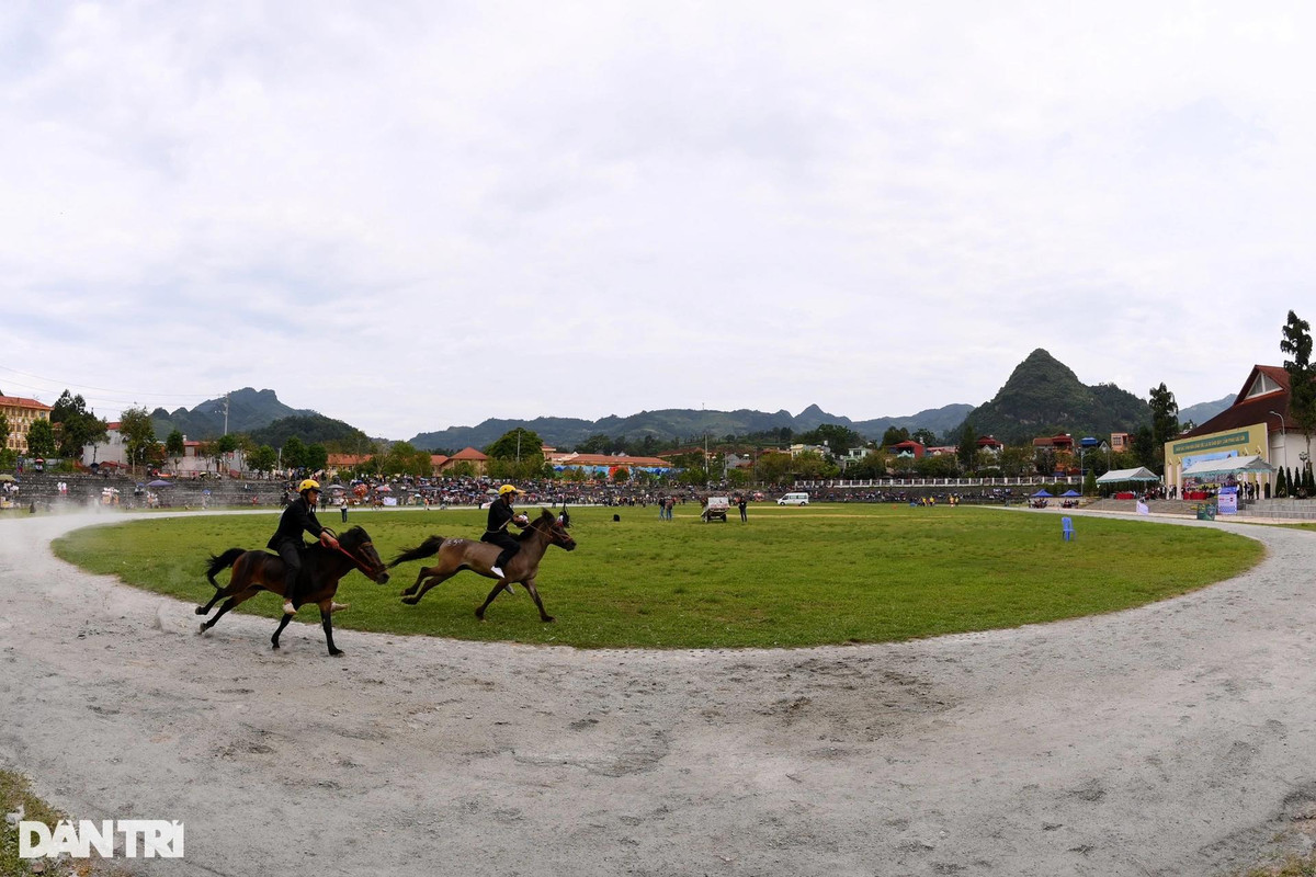 Tại cuộc thi vòng loại sáng 5/6, 63 nài ngựa đến từ các xã bản trong huyện thi đấu 13 lượt đua.