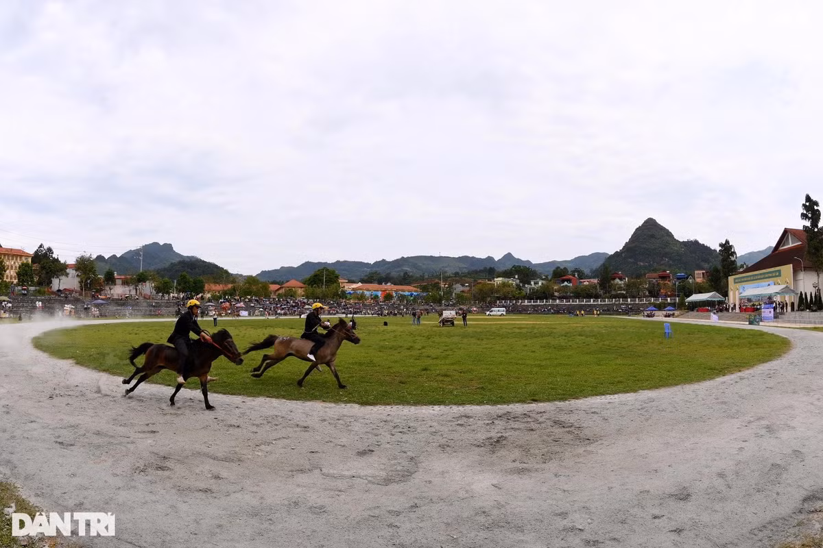 Tại cuộc thi vòng loại sáng 5/6, 63 nài ngựa đến từ các xã bản trong huyện thi đấu 13 lượt đua.