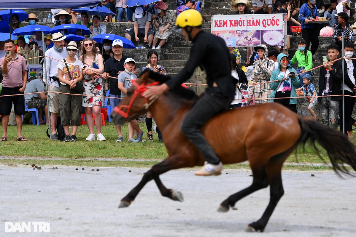 Du khách quốc tế có mặt trên sân thích thú theo dõi cuộc thi. Đây là dấu hiệu tích cực cho thấy sự hồi phục về phát triển du lịch của địa phương khi dịch bệnh Covid-19 đã được đẩy lùi.