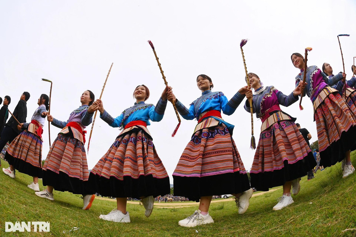 Đua ngựa là một trong những hoạt động chính của Festival Cao nguyên trắng Bắc Hà hè 2022. Xuyên suốt từ tháng 5 tới hết tháng 6 là các hoạt động giao lưu văn nghệ với các địa phương bạn, trình diễn trang phục dân tộc, lễ hội mận Tam Hoa và hội trợ nông sản đặc trưng của huyện Bắc Hà.