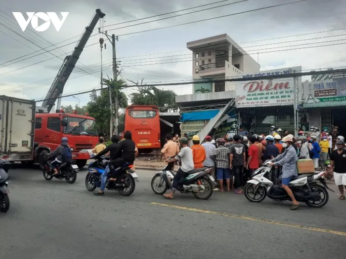  Xe khách lao vào quán cà phê, 1 người chết thảm: Sáng 30/6, xe khách P.T. (BKS 51B-160.15) tông vào một quán cà phê ven đường thuộc địa phận ấp 1, xã Tắc Vân (TP Cà Mau) khiến 1 người tử vong và 4 người bị thương. Nguyên nhân được xác định là do tài xế xe khách điều khiển xe tránh một người lái xe máy đi ngang đường, dẫn đến mất lái. (Ảnh: VOV)