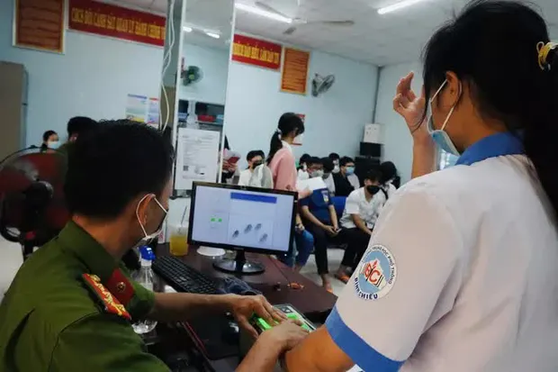  Đình chỉ công tác một đại uý công an nhận tiền để làm nhanh CCCD gắn chip: Ngày 28/6,Công an TP.HCM đã đình chỉ công tác Đại uý Lê Ngọc Minh, Đội Cảnh sát quản lý hành chính về trật tự xã hội, Công an quận Gò Vấp để điều tra, xử lý hành vi liên quan đến việc nhận tiền để "làm nhanh" CCCD gắn chip.