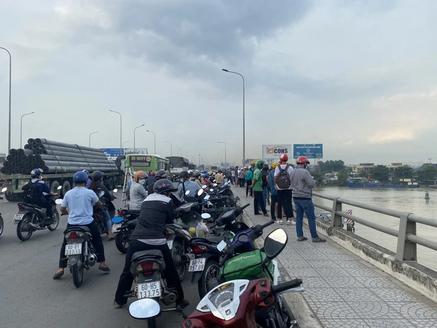  Bỏ lại hộ khẩu trên cầu, người phụ nữ nhảy xuống sông: Ngày 28/6, Công an TP Dĩ An, Bình Dương cho biết, chiều 27/6, bà T.T.T. (41 tuổi, ngụ TP Biên Hòa) đã lấy CMTND, hộ khẩu bỏ lại trên cầu rồi leo qua lan can nhảy xuống sông khu vực giáp ranh giữa TP Dĩ An (Bình Dương) và TP Biên Hòa. Hiện cơ quan chức năng vẫn đang tích cực tìm kiếm thi thể nạn nhân.