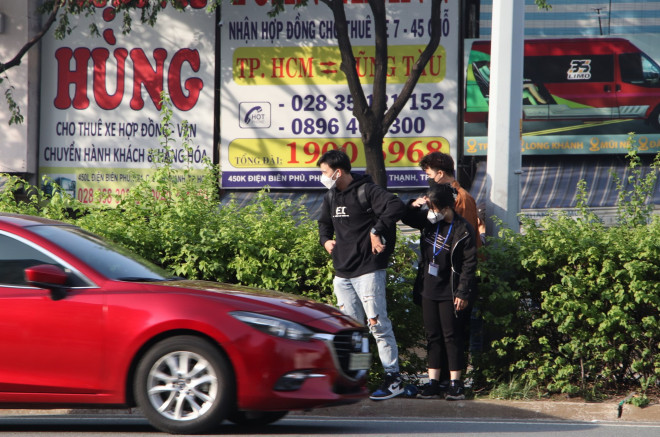 Sinh viên lợi dụng kẽ hở mới để băng qua đường