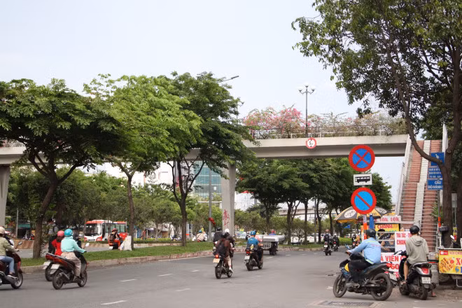 Trong khi đó, cây cầu cho người đi bộ cách đó không xa vẫn rơi vào tình trạng “ế” khách.