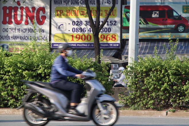 Một khoảng trống để sinh viên lách qua đường