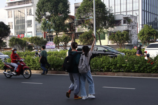 “Trạm dừng xe buýt ở đây mà tôi phải đi bộ gần 1km để đến trường là không hợp lý. Trong khi thời tiết TP HCM rất nắng nóng, đi bộ một xíu đã toát mồ hôi. Từ đây chỉ cần băng qua đường là đã đến trường” - chị Nguyễn Minh Anh (ngụ Tân Phú) lý giải việc "băng đường" của mình.