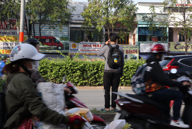 Có đến hàng trăm lượt sinh viên băng qua đường, bất chấp rủi ro về tai nạn giao thông