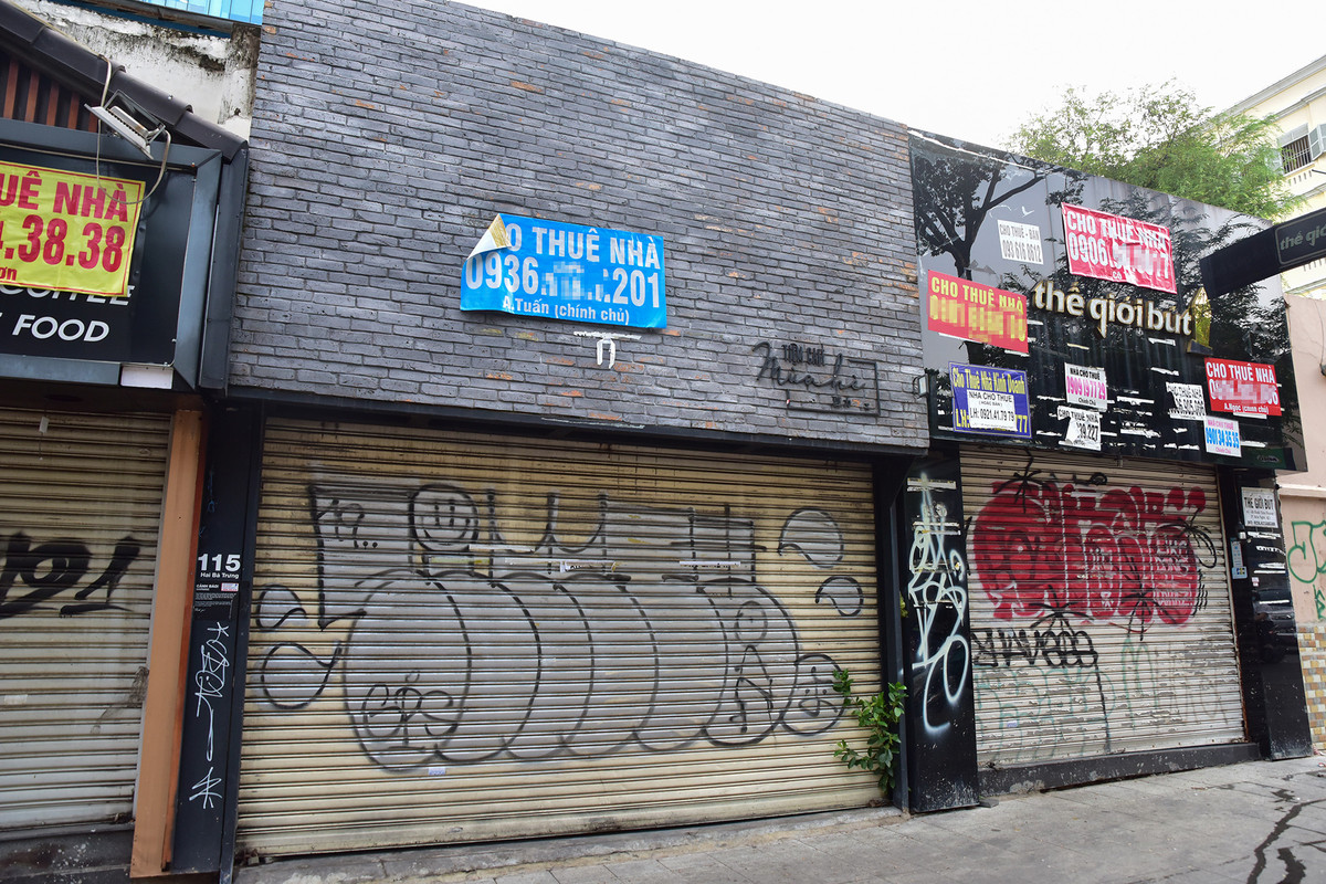 Đặc biệt, rất nhiều cửa cuốn nhà dân, các cửa hàng mặt tiền các tuyến đường lớn nhỏ, rào chắn các công trình xây dựng… ở trung tâm thành phố bị xâm hại bởi tình trạng vẽ bậy này.