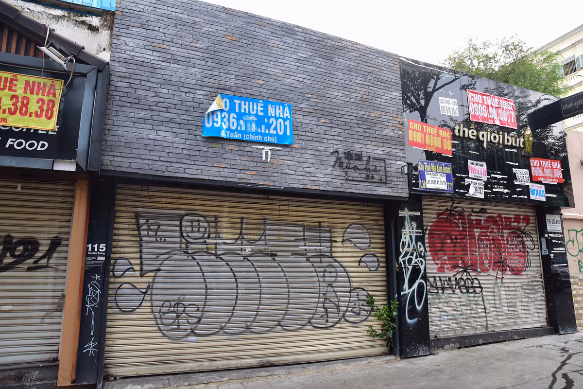 Đặc biệt, rất nhiều cửa cuốn nhà dân, các cửa hàng mặt tiền các tuyến đường lớn nhỏ, rào chắn các công trình xây dựng… ở trung tâm thành phố bị xâm hại bởi tình trạng vẽ bậy này.