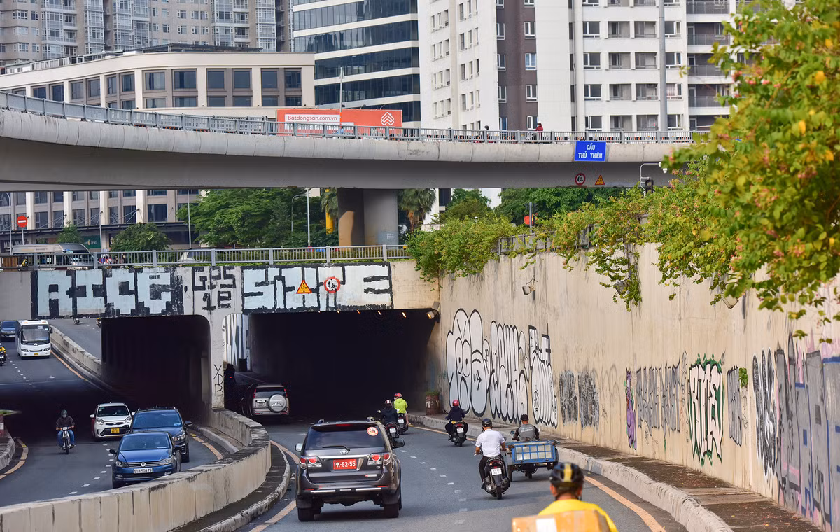 Đối tượng vẽ bậy còn mạo hiểm leo lên cả thành cầu để vẽ khá chi tiết những chữ cái lớn cả mét giữa công trình nút giao thông ba tầng này.