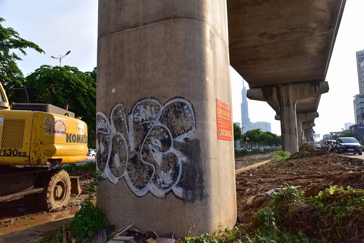 Người dân khu vực phường Thảo Điền cho biết, từ vài năm trước sau khi tháo rào chắn công trình, một số trụ cầu metro liền bị vẽ bậy, xịt sơn. Một số trụ được quét lại bằng xi măng nhưng vẫn còn nhiều cái tiếp tục xuất hiện hình thù quái dị.