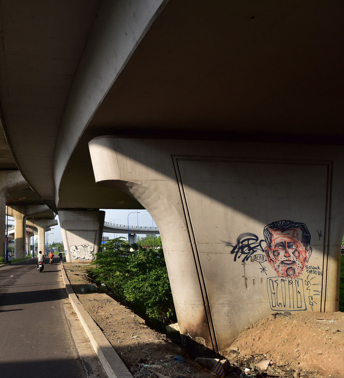 Hai mặt các trụ cầu của nút giao thông ngã 3 Cát Lái (TP Thủ Đức) cũng chung số phận khi nhiều năm nay xuất hiện những hình vẽ được cho là ăn theo thể loại graffiti (một loại hình nghệ thuật đường phố), những hình thù quái dị.