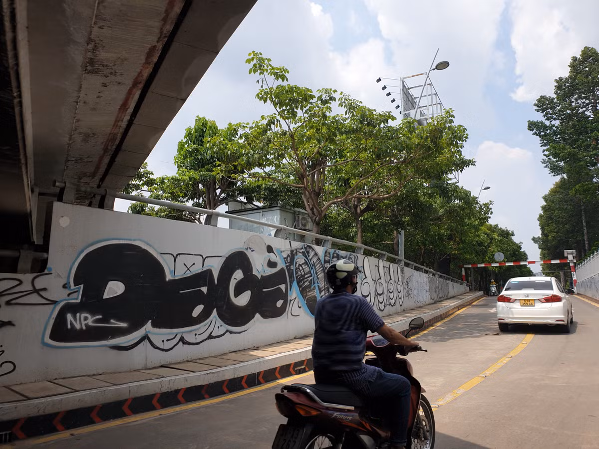 Nhiều công trình giao thông ở trung tâm thành phố như gầm chui, thành cầu Khánh Hội, cầu Calmette, cầu Điện Biên Phủ… cũng không thoát khỏi những “hoạ sỹ đường phố” này.