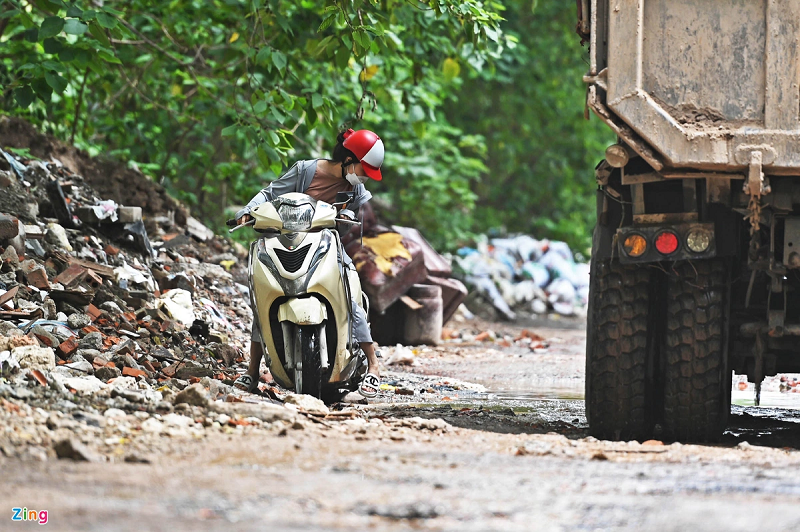 Đây cũng là trục đường có nhiều xe tải, xe chở vật liệu xây dựng lưu thông, cày xới, khiến việc hư hỏng ngày càng nghiêm trọng.