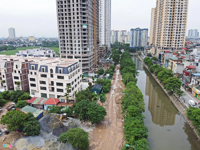 Nhiều dự án nhà ở liền kề, chung cư tiếp tục được mọc lên quanh con đường này. Chị Minh Thu cho biết từ khi chuyển sinh sống ở khu vực này, người dân luôn phải “đi nhờ” qua phố Trịnh Đình Cửu vì phố Nguyễn Cảnh Dị đã xuống cấp nghiêm trọng. "Về đêm, chúng tôi không dám đi qua con đường này vì không có điện, mặt đường lại xấu, nhếch nhác nên rất bất an", chị nói.