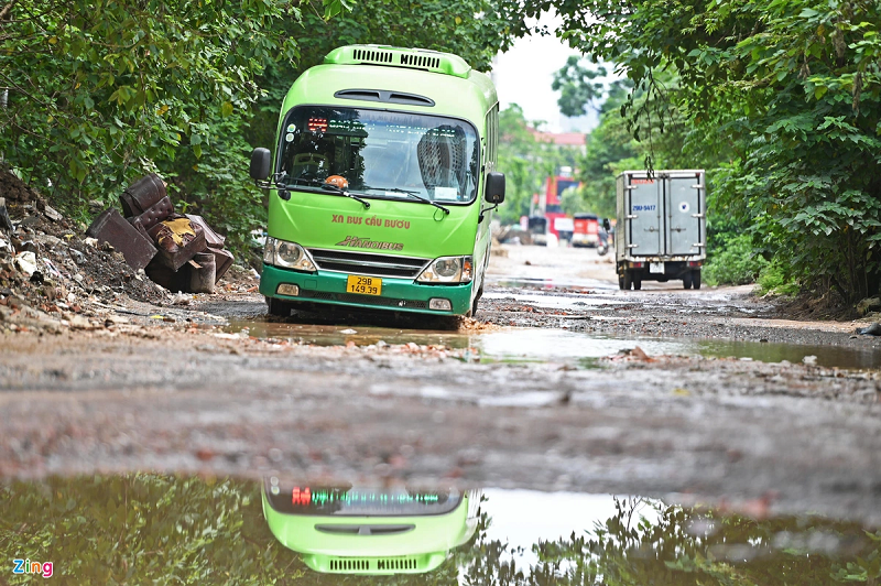 Chiếc xe buýt có lộ trình chạy qua đây phải di chuyển vượt chướng ngại vật.