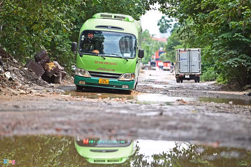 Chiếc xe buýt có lộ trình chạy qua đây phải di chuyển vượt chướng ngại vật.