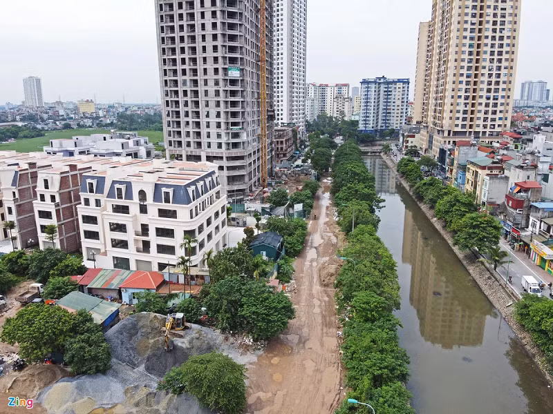 Nhiều dự án nhà ở liền kề, chung cư tiếp tục được mọc lên quanh con đường này. Chị Minh Thu cho biết từ khi chuyển sinh sống ở khu vực này, người dân luôn phải “đi nhờ” qua phố Trịnh Đình Cửu vì phố Nguyễn Cảnh Dị đã xuống cấp nghiêm trọng. "Về đêm, chúng tôi không dám đi qua con đường này vì không có điện, mặt đường lại xấu, nhếch nhác nên rất bất an", chị nói.