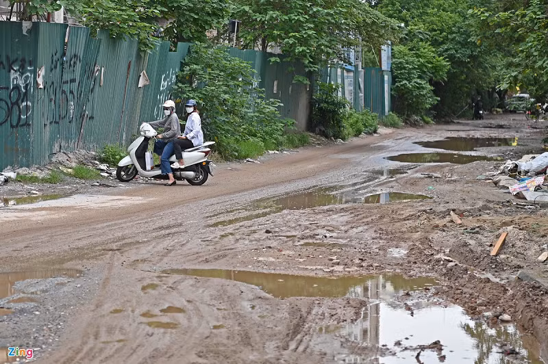 Nữ tài xế quyết định quay đầu xe sau khi nhìn thấy đoạn phía trước khó có thể di chuyển.