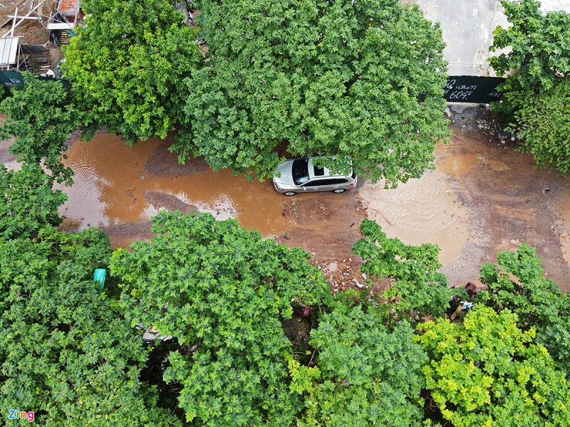 Mặt đường lỗ chỗ ổ gà, ổ voi, ám ảnh người tham gia giao thông khi lưu thông. Đặc biệt, sau những ngày mưa, nơi đây hình thành nhiều vùng nước lớn, sâu 20-30 cm.