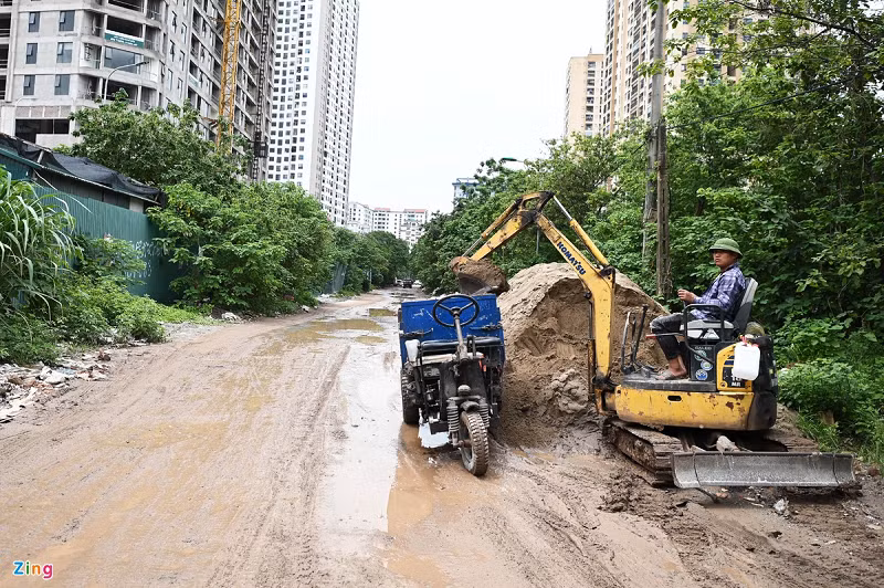 Nhiều hộ kinh doanh tận dụng mặt đường làm nơi tập kết vật liệu xây dựng.