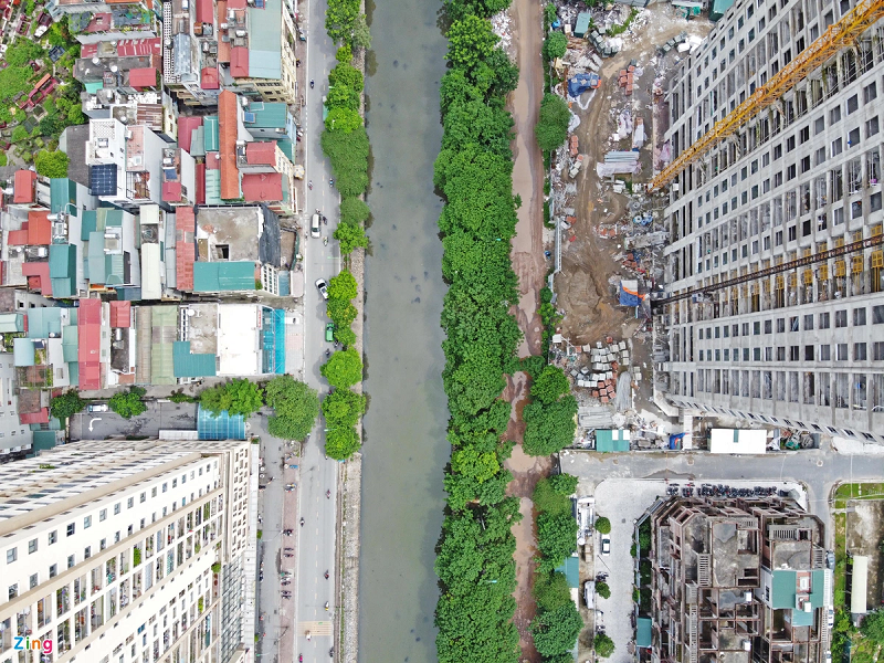 Cảnh đối lập của phố Nguyễn Cảnh Dị (bên phải) và Trịnh Đình Cửu (bên trái).