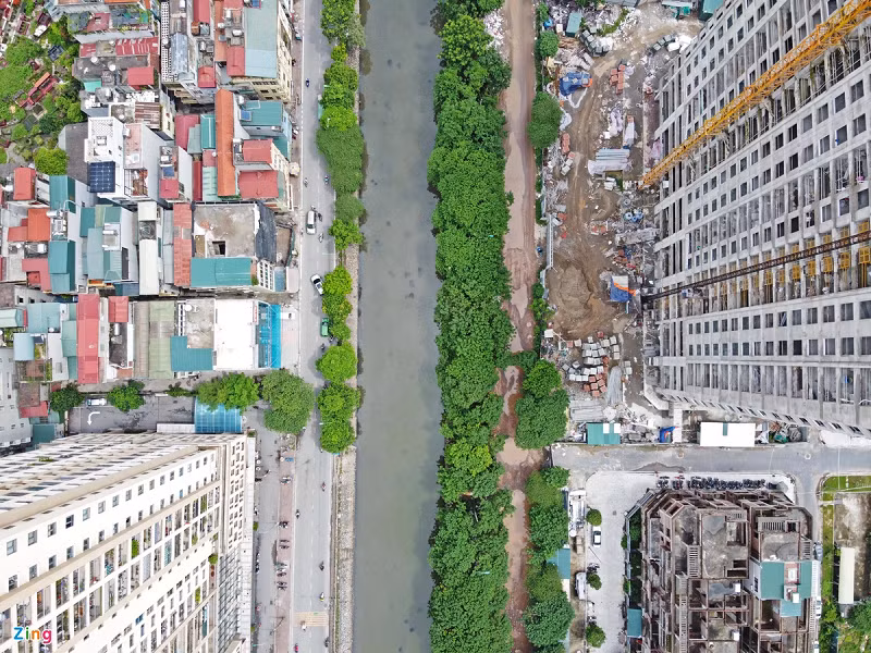 Cảnh đối lập của phố Nguyễn Cảnh Dị (bên phải) và Trịnh Đình Cửu (bên trái).