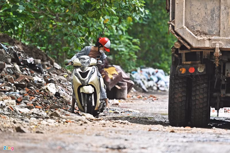 Đây cũng là trục đường có nhiều xe tải, xe chở vật liệu xây dựng lưu thông, cày xới, khiến việc hư hỏng ngày càng nghiêm trọng.