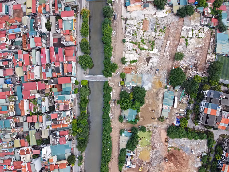 Một số lô đất bỏ hoang trở thành nơi tập kết phế thải, vật liệu xây dựng. Trong khi đó, nhiều khu dân cư chỉ cách đây chừng vài chục mét.