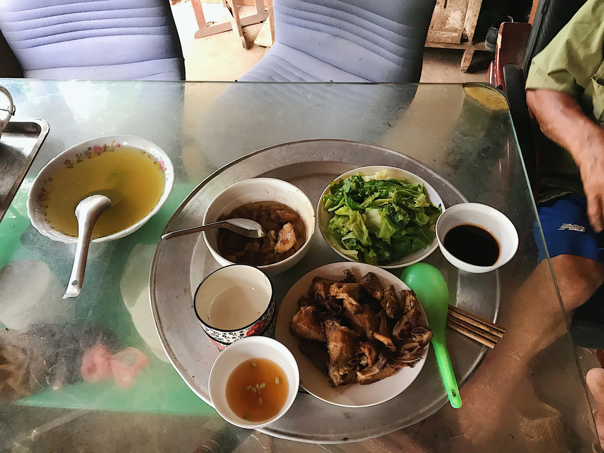 Mâm cơm đạm bạc của người dân bãi giữa.