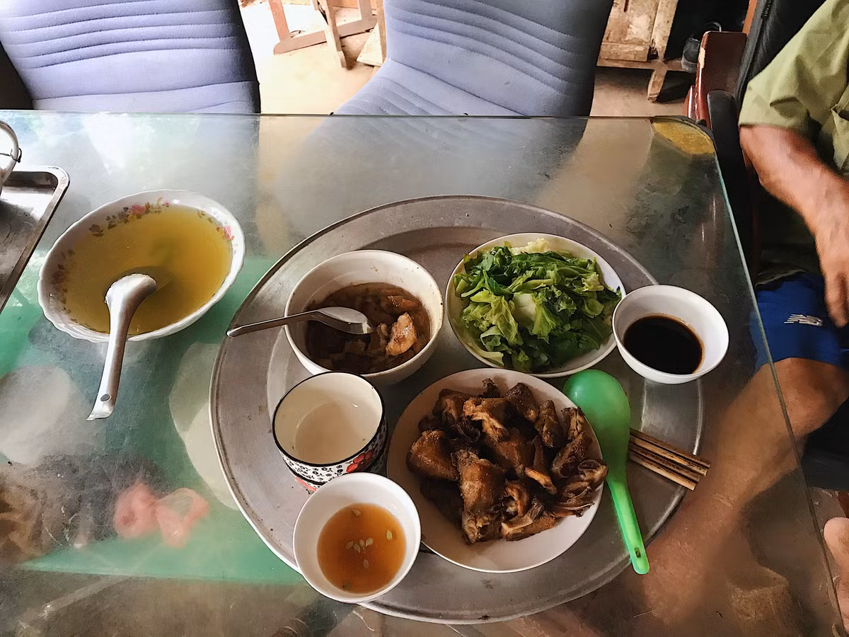 Mâm cơm đạm bạc của người dân bãi giữa.