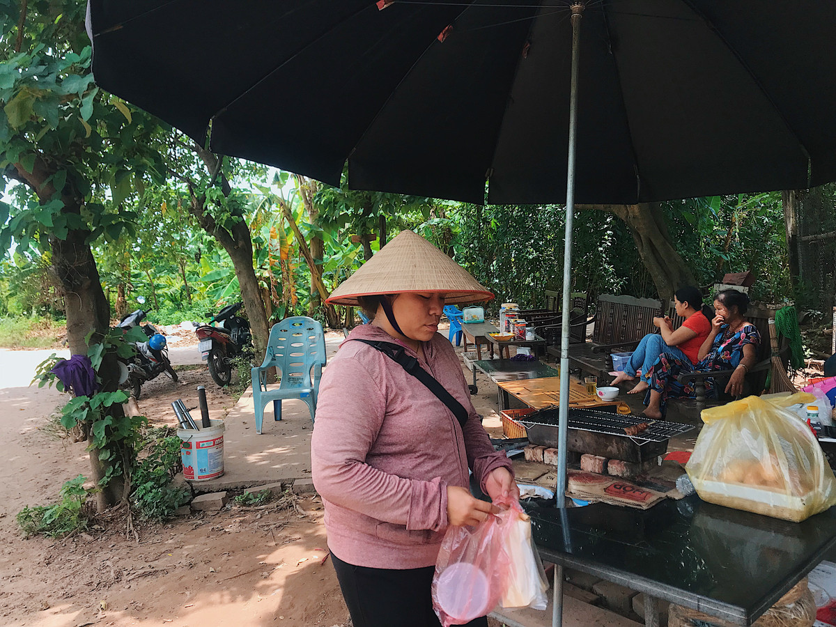 Người dân sống ở đây cho biết: "Nước đang rút dần, em mà xuống đây cách mấy hôm là nước ngập hết con dốc, không đi được".