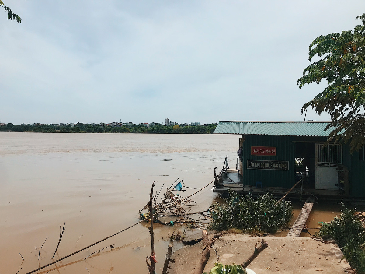 Khiến mực nước sông dâng cao, ngập lụt, gây ảnh hướng đến đến cuộc sống của người dân bãi giữa sông Hồng.