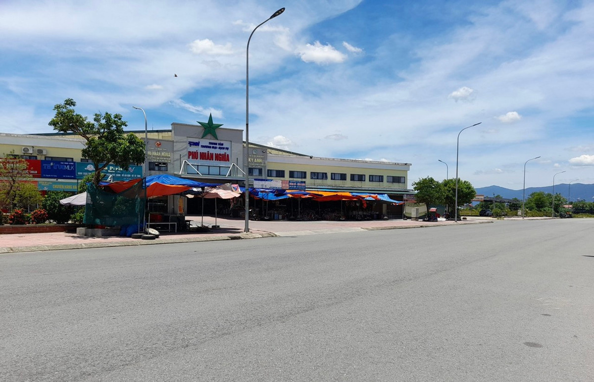 Đến ngày 14/5/2020, UBND tỉnh Hà Tĩnh có Kết luận Thanh tra số 170/KL-UBND chỉ ra hàng loạt sai phạm. Đáng chú ý, Kết luận nêu, công ty đã lập và trình thẩm định thiết kế cơ sở và thiết kế bản vẽ thi công công trình “Trung tâm thương mại dịch vụ” không theo quy định tại Khoản 2, Điều 6, Quyết định số 1371 ngày 24/9/2004 của Bộ trưởng Bộ Thương mại để xác định quy mô đầu tư phù hợp.