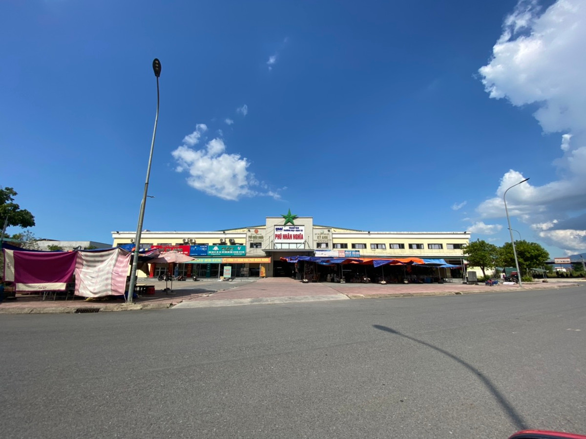 Theo đó dự án Khu dân cư Phú Nhân Nghĩa được UBND tỉnh Hà Tĩnh chấp thuận chủ trương đầu tư tại Quyết định số 4252/QĐ-UBND ngày 04/11/2015, với mục đích tổ chức không gian quy hoạch dân cư, trung tâm thể dục thể thao, trường học mầm non kết nối với không gian các khu chức năng khác. Dự án tọa lạc trên địa phận xã Kỳ Châu, huyện Kỳ Anh, tỉnh Hà Tĩnh, có diện tích 99384 m2, tổng mức đầu tư 138 tỷ đồng, do Công ty TNHH Phú Nhân Nghĩa làm chủ đầu tư.