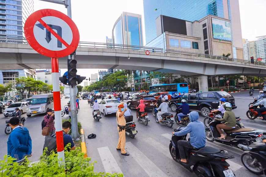 Các phương tiện giao thông cũng bị cấm rẽ trái và quay đầu sang đường Nguyễn Chánh.