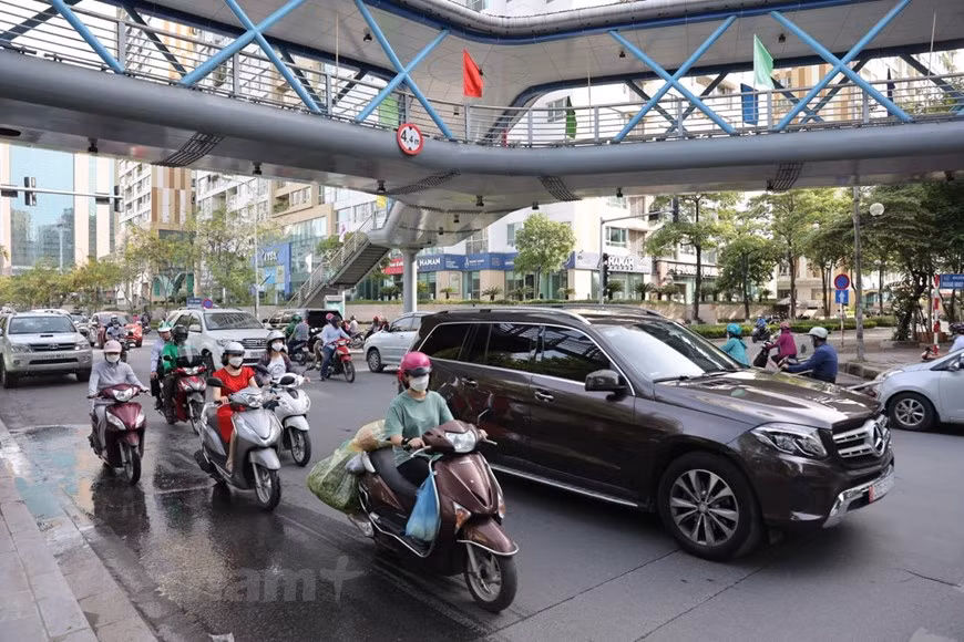 Tại điểm Hoàng Minh Giám-Nguyễn Thị Thập, tổ chức phân luồng một chiều trên đường Nguyễn Thị Thập theo hướng đi giao cắt với Hoàng Đạo Thúy.